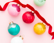 http://sarahhearts.com/wp-content/uploads/2015/12/glitter-scallop-ornaments-6-186x150.jpg
