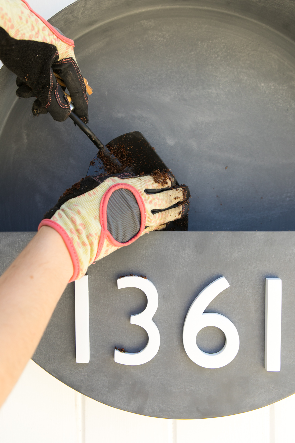 Learn how to make your own modern house number wall planter! It's a great way to spruce up a rental home!