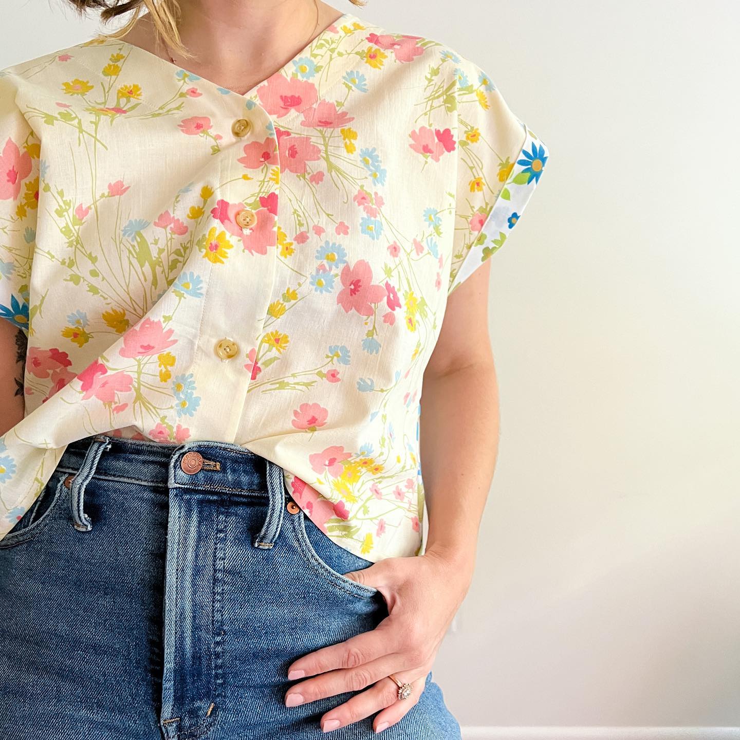 For Mother’s Day I asked for a day alone and here’s a peek at how I spent my time…making this top out of pillowcases from the 60s and 70s. More details to come! #sarahheartssews
.
#babylockambassador #babylocksewing #isewmyownclothes #memademay2022